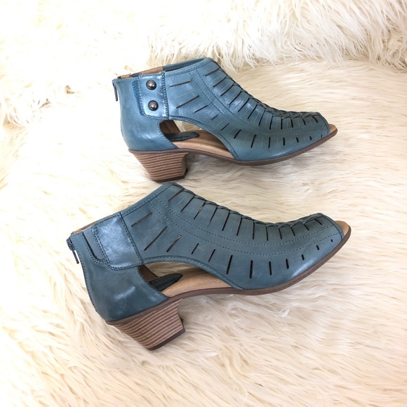 earth vicki sandals